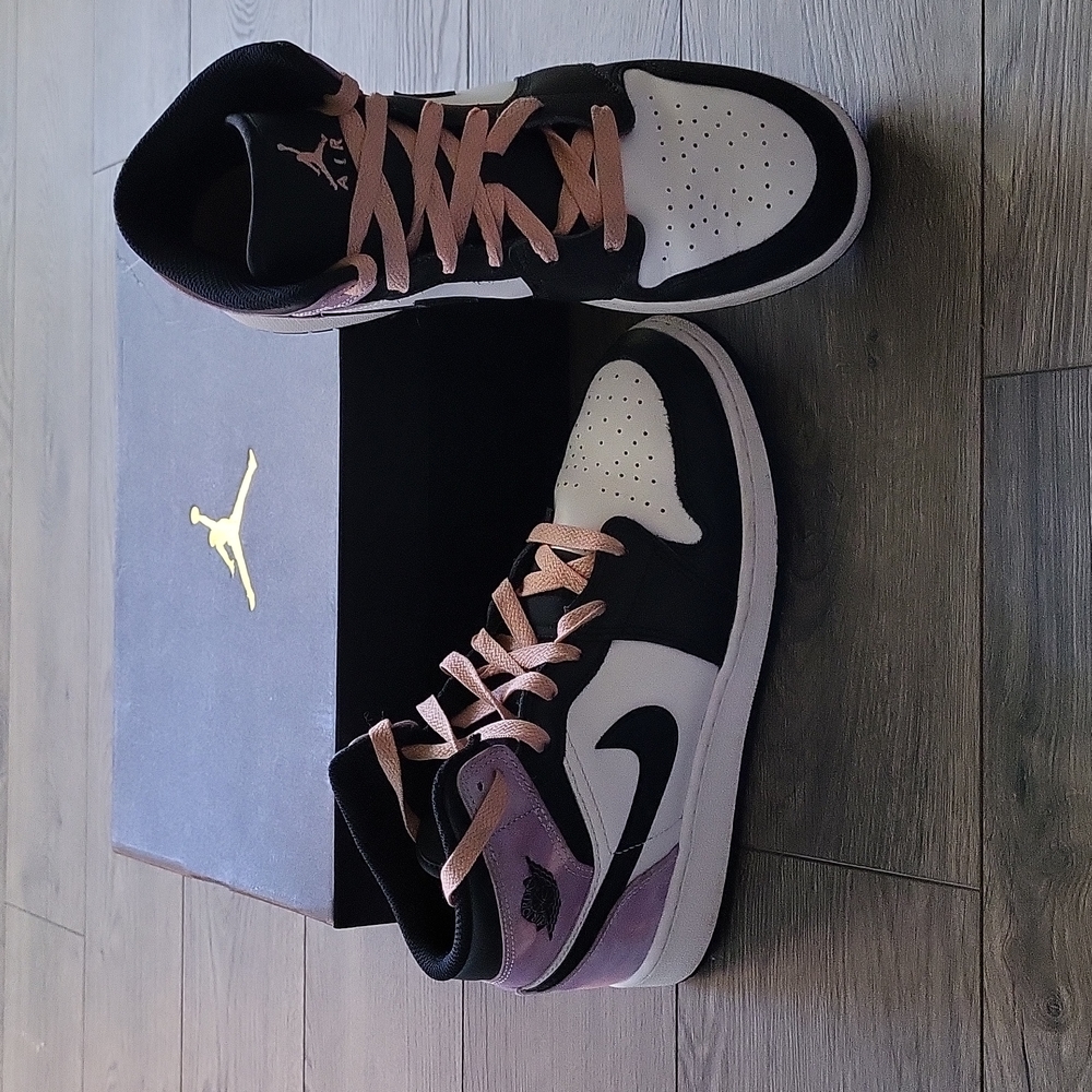 Air Jordan 1 Mid SE (GS) Size 6.5 Youth